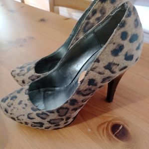 Guess high heels shoes. Leopard print 7M
